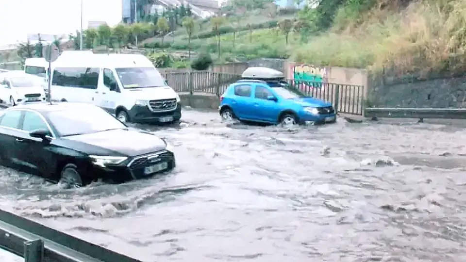 İstanbul'da Kuvvetli Sağanak: Tüneller ve Yollar Sular Altında Kaldı