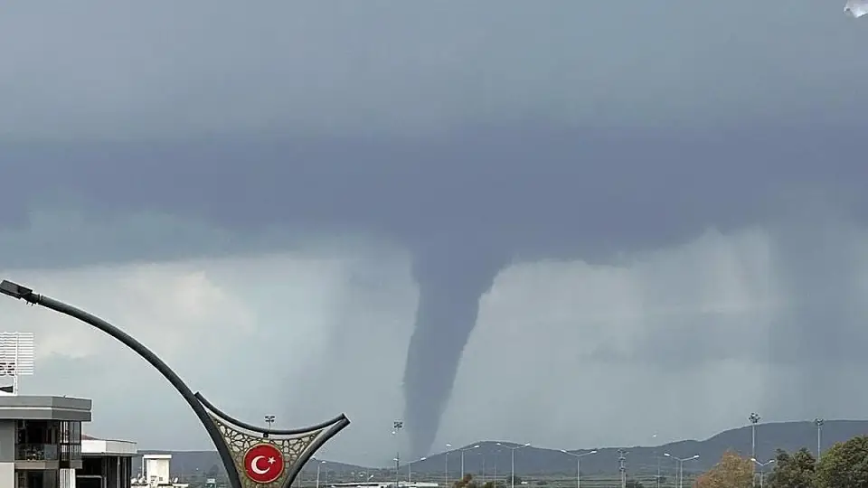 İzmir'in Menemen ilçesinde hortum oluştu