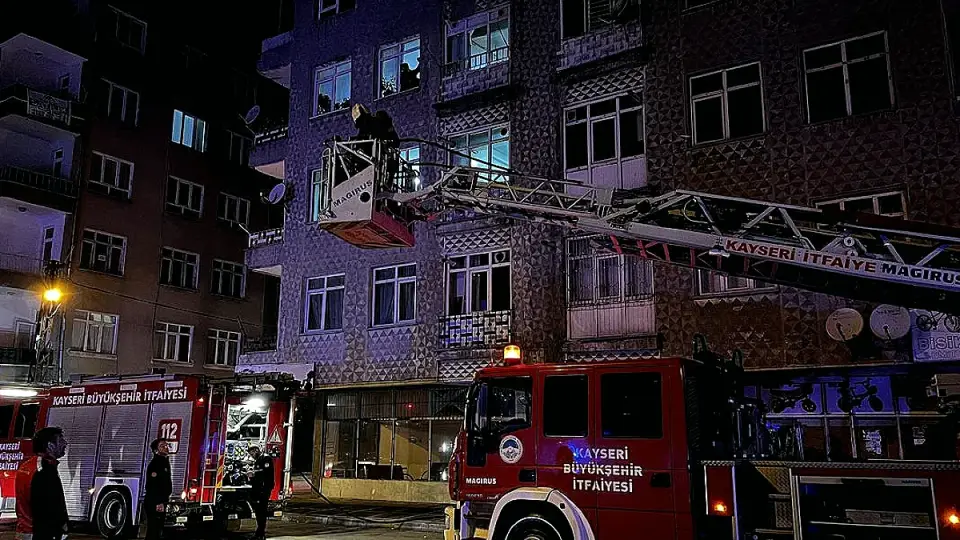 Kayseri'de 4 Katlı Binanın Bodrumunda Yangın Söndürüldü