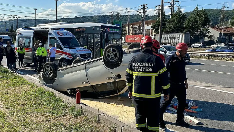 Kocaeli'de Trafik Kazası: 2 Kişi Yaralandı