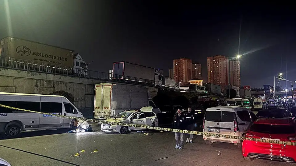 Küçükçekmece'de Dur İhtarına Uymayan Otomobil Kovalamacası: 1 Polis Memuru Yaralandı