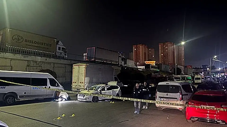 Küçükçekmece'de Dur İhtarına Uymayan Otomobil Kovalamacası: 1 Polis Memuru Yaralandı