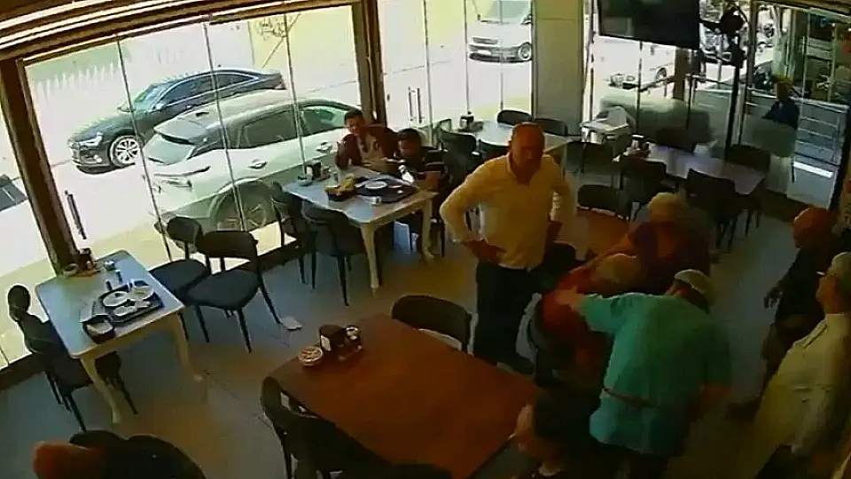 Kuşadası'nda Bir Turist Heimlich Manevrası ile Kurtarıldı
