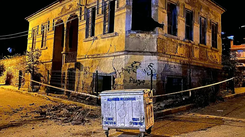 Manisa'da Tarihi Bina Çöktü, Araç Hasar Gördü