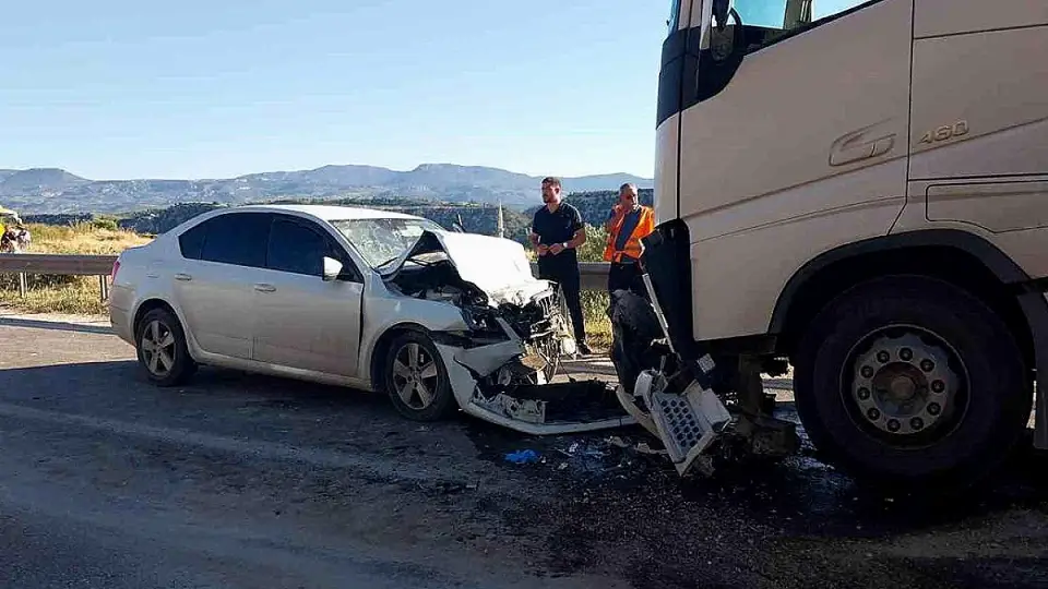 Mersin'de Trafik Kazası: Anne ve Kızı Hayatını Kaybetti, Baba Ağır Yaralandı