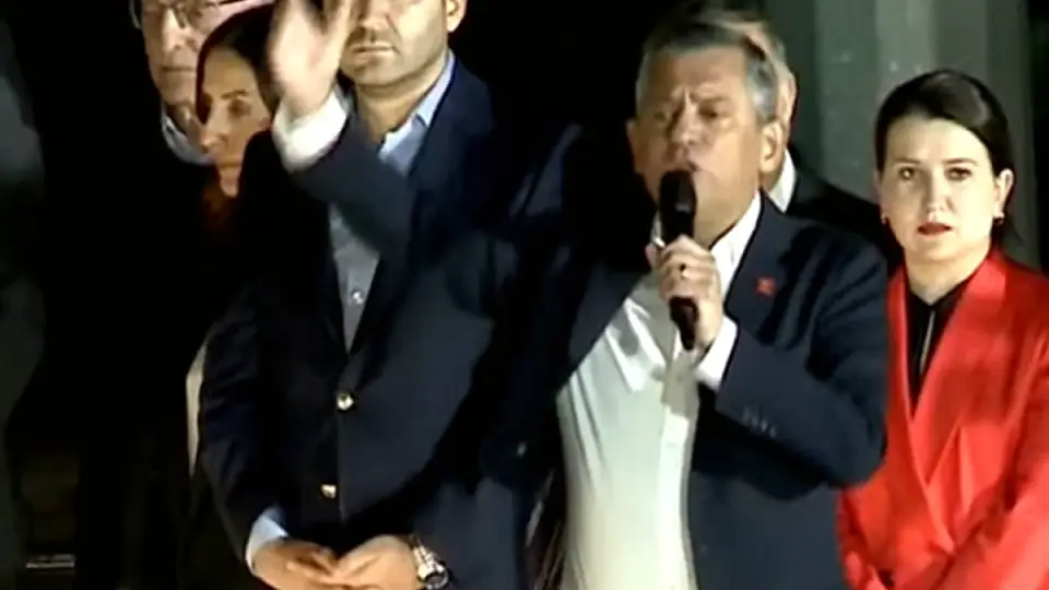 Özgür Özel: 'Bu binadayım, hiçbir yere gitmiyorum'