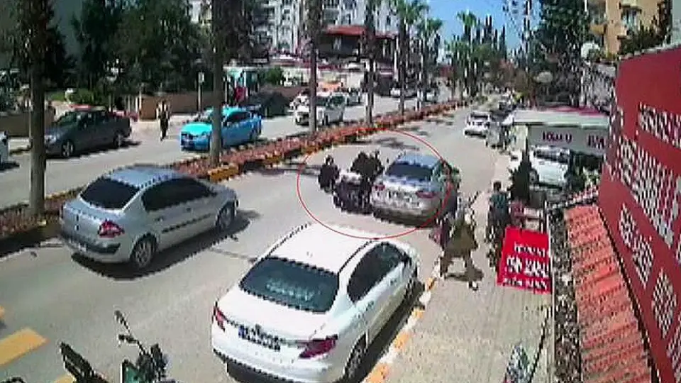 Park Halindeki Araca Çarpan Mopedden Yere Savrulan 2 Kişi, Sürücünün Dikkatli Müdahalesiyle Ezilmekten Kurtuldu