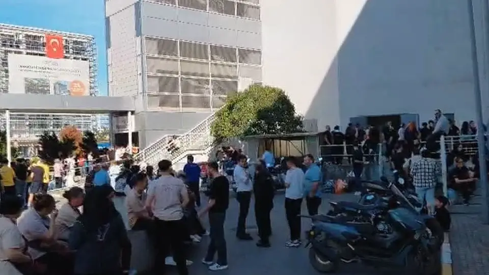 Pendik'te Alışveriş Merkezinde Yangın: Tahliye İşlemleri Başlatıldı