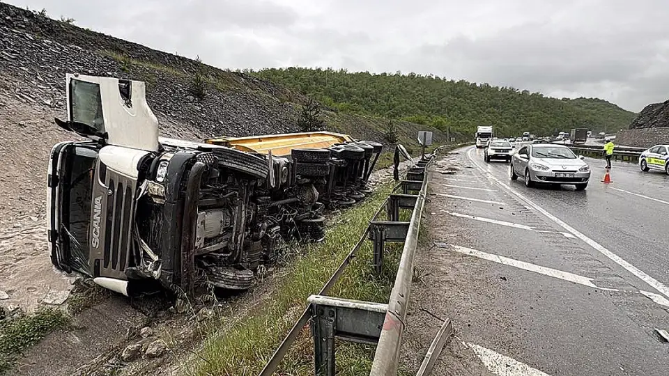 Samsun'da İki TIR Çarpıştı: 2 Sürücü Yaralandı