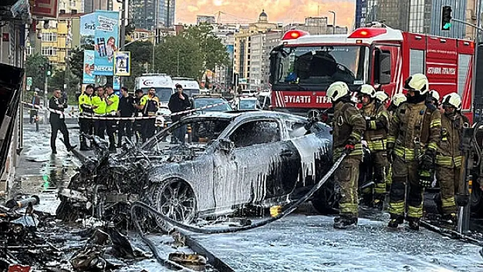 Şişli'de İş Yerinde Yangın: Otomobil İçeri Girdi