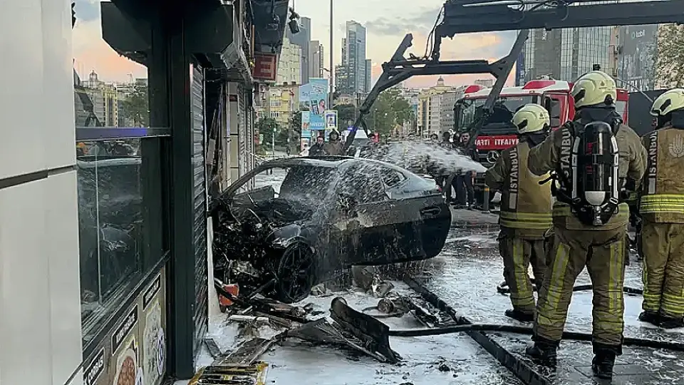 Şişli'de Otomobil İş Yerinde Yangına Neden Oldu: 2 Yaralı