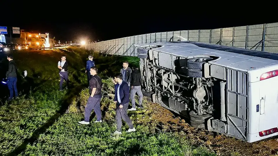 Taraftarları Taşıyan Midibüs Devrildi: 25 Yaralı