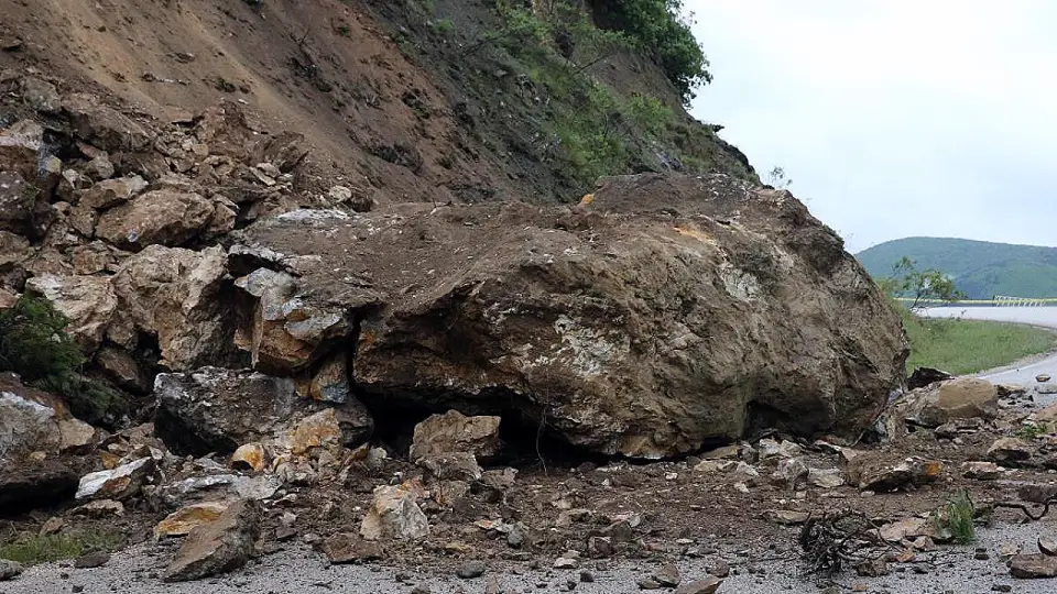 Tokat-Çat Karayolu Heyelan Nedeniyle Ulaşıma Kapandı
