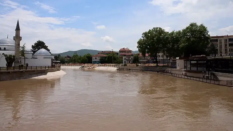 Tokat'ın Turhal İlçesinde Yeşilırmak Taşkın Riski Nedeniyle Tahliyeler Başladı, Eğitime Ara Verildi