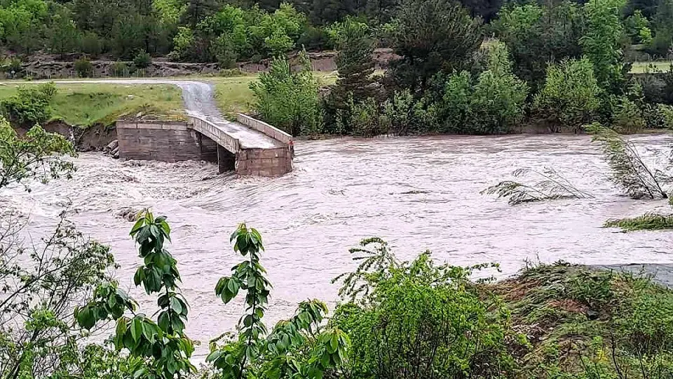 Tokat'ta Sel Nedeniyle Köprü Ulaşıma Kapatıldı