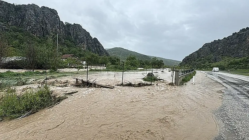 Tokat'ta Taşan Dere Ev ve Arazileri Vurdu