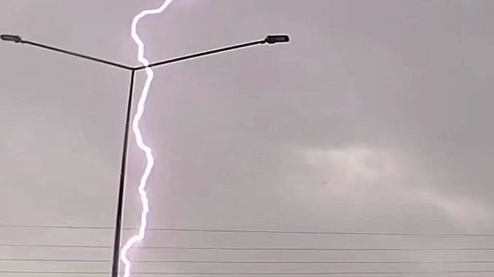 Tokat'ta Yıldırım Düşme Anı Araç Kamerasına Yansıdı
