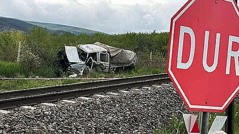 Tren kamyonete çarptı: 1 kişi hayatını kaybetti, 3 kişi yaralandı