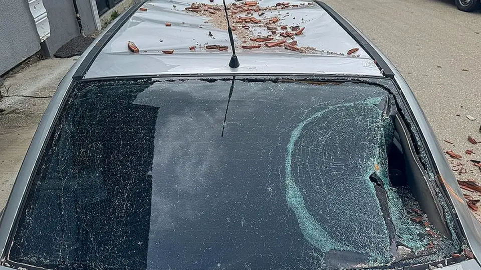 Uşak'ta Fırtına: Çatılar Uçtu, Araçlar Hasar Gördü
