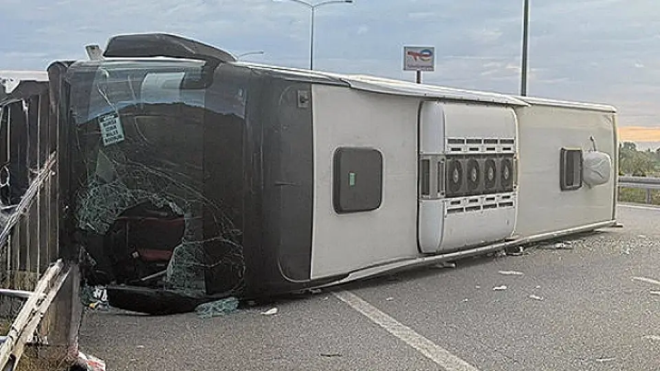 Yolcu Otobüsü Kontrolden Çıkarak Devrildi: 25 Yaralı