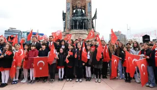 İBB Başkanvekili Nuri Aslan, 23 Nisan'da koltuğunu öğrenci Zeynep Mira Örs'e devretti