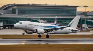 Jet2 uçağı pilotun rahatsızlanması üzerine Antalya'ya acil iniş yaptı
