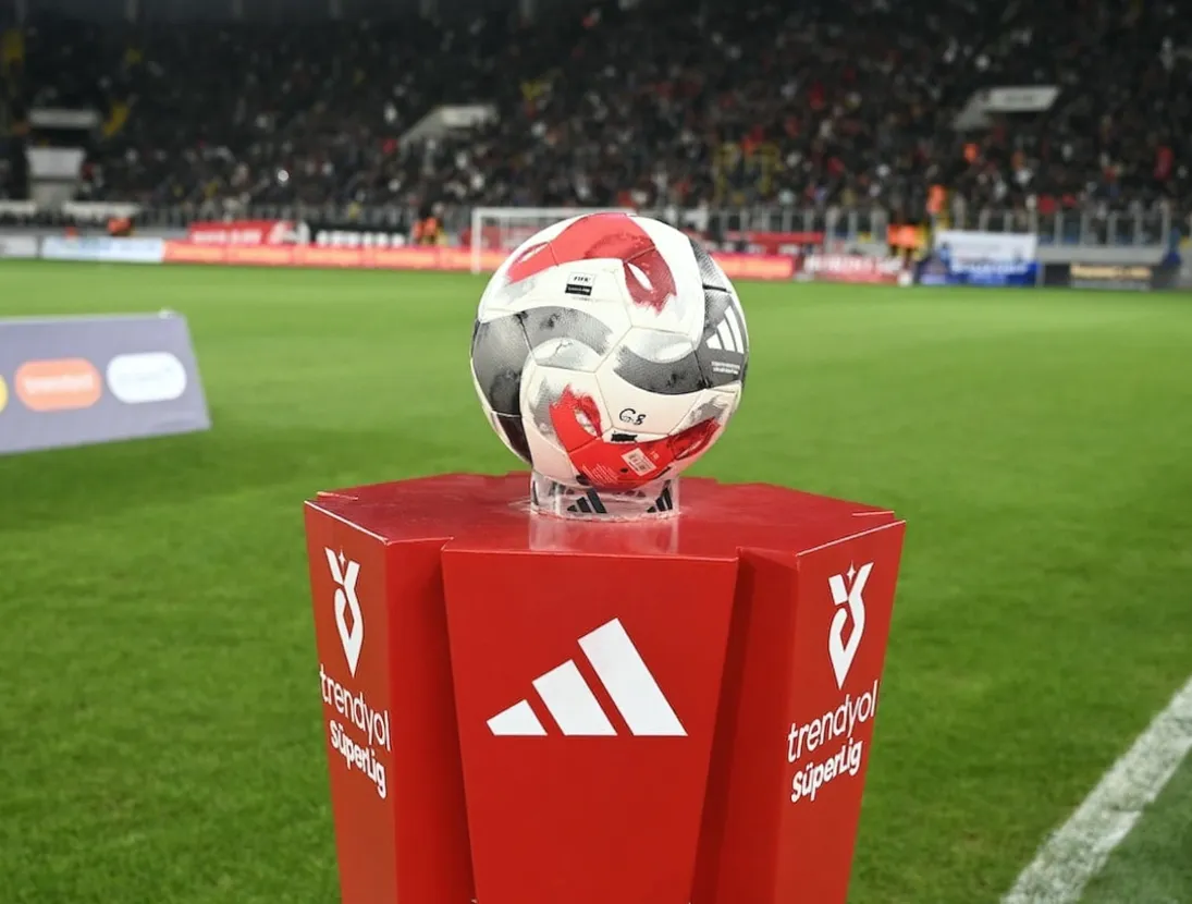 Süper Lig'de 32. Hafta Maç Programı Açıklandı: Üç Büyükler Aynı Saatte Sahada