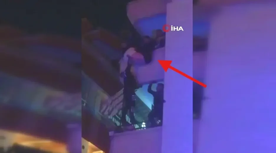 Balkondan Sarkan Şahıs Polis Ekiplerince Kurtarıldı