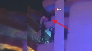 Balkondan Sarkan Şahıs Polis Ekiplerince Kurtarıldı