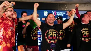 Galatasaray, Antalyaspor Maçı Sonrası Basın Toplantısında Kutlama Yaptı