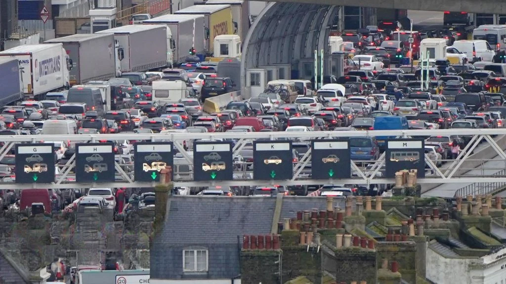 Dover Limanı'ndan Uyarı: Yarıyıl Tatili Sırasında AB Sınır İşlemleri Nedeniyle Yoğunluk Bekleniyor