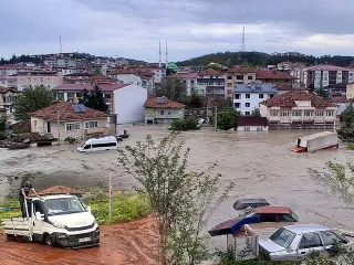 5 İlde Sağanak Yağış: Bodrum Katları Su Bastı, Ulaşım Aksadı