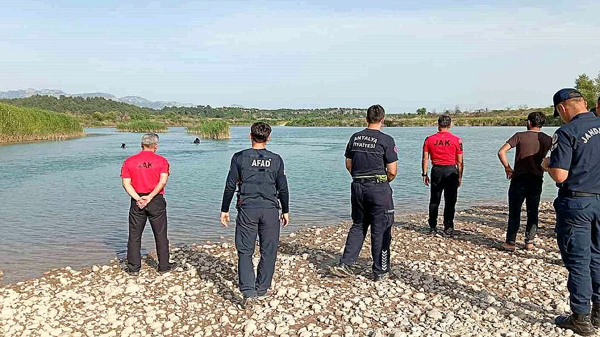 Antalya'da Aksu Çayı'nda Serinlemek İçin Giren Genç Akıntıya Kapılarak Kayboldu
