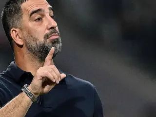 Arda Turan'ın Maçında Sirenler Çaldı: Futbolcular Sahayı Terk Etti
