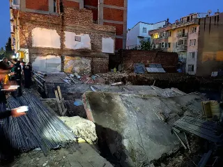 Balıkesir'de Temel Kazısı Sırasında 3 Katlı Bina Yıkıldı