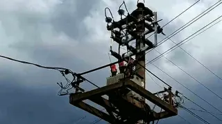 Bolu'da Elektrik Direğine Yıldırım İsabet Etti