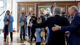 Cumhurbaşkanı Erdoğan'a Kazakistan'da Dombra Sürprizi