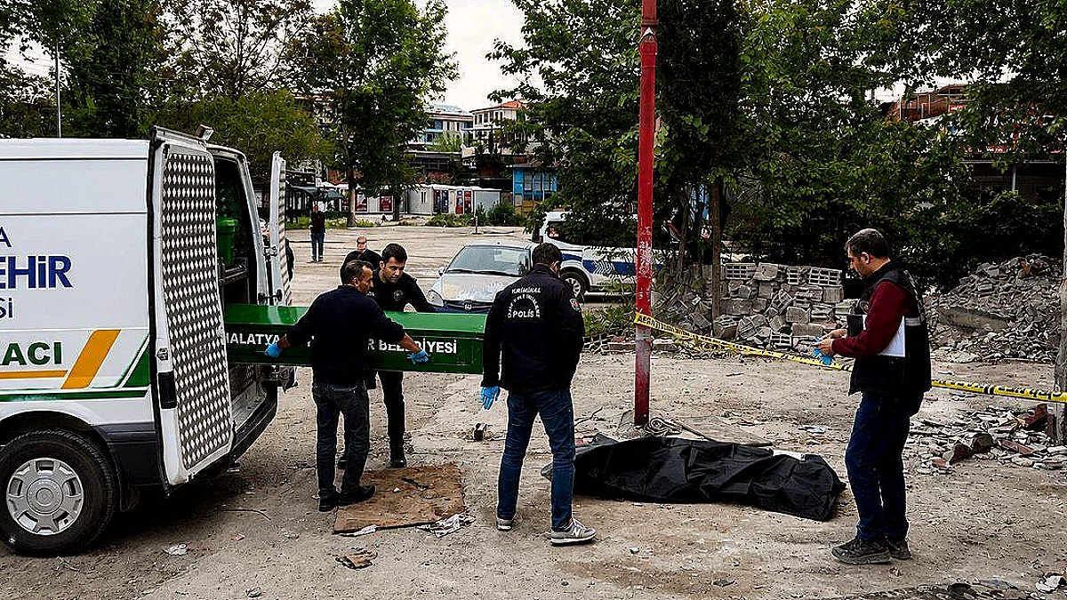 Elektrik Direğinden Düşen Hurdacı Hayatını Kaybetti