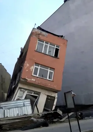 Erdek'te İnşaat Kazısı Nedeniyle 2 Katlı Bina Yıkıldı