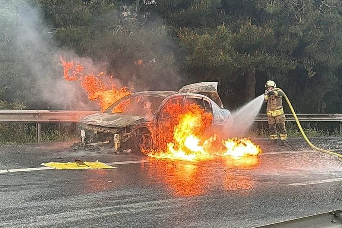 Esenyurt'ta Seyir Halindeki Otomobilde Yangın Çıktı