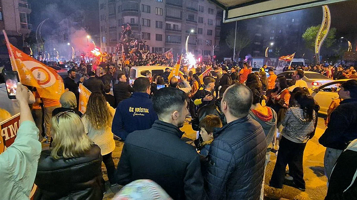 Galatasaray Şampiyonluğunu Afyonkarahisar'da Taraftarlar Kutladı