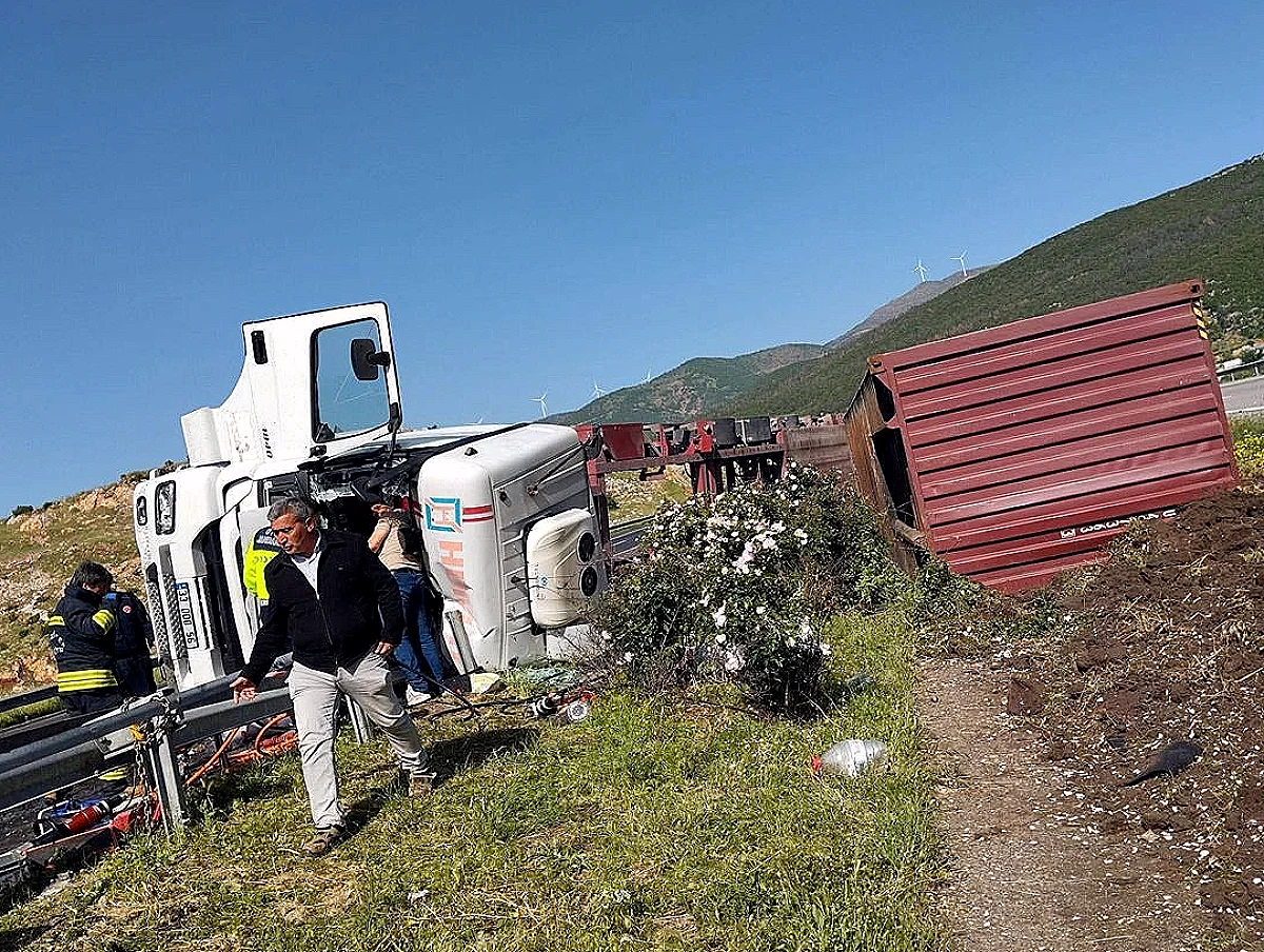 Gaziantep'te Tır Devrildi: Sürücü Yaralandı