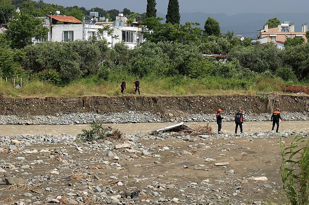 Hatay'da Sel Sularına Kapılan 2 Gencin Aranması Sürüyor