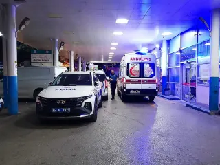 İzmir'de 6 Yaşındaki Çocuk, Servis Aracının Altına Kaçan Topu Alırken Hayatını Kaybetti
