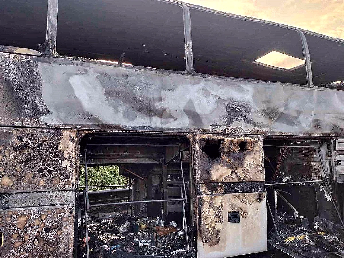 İzmir'den İstanbul'a Giden Tur Otobüsü Tuzla'da Alev Aldı