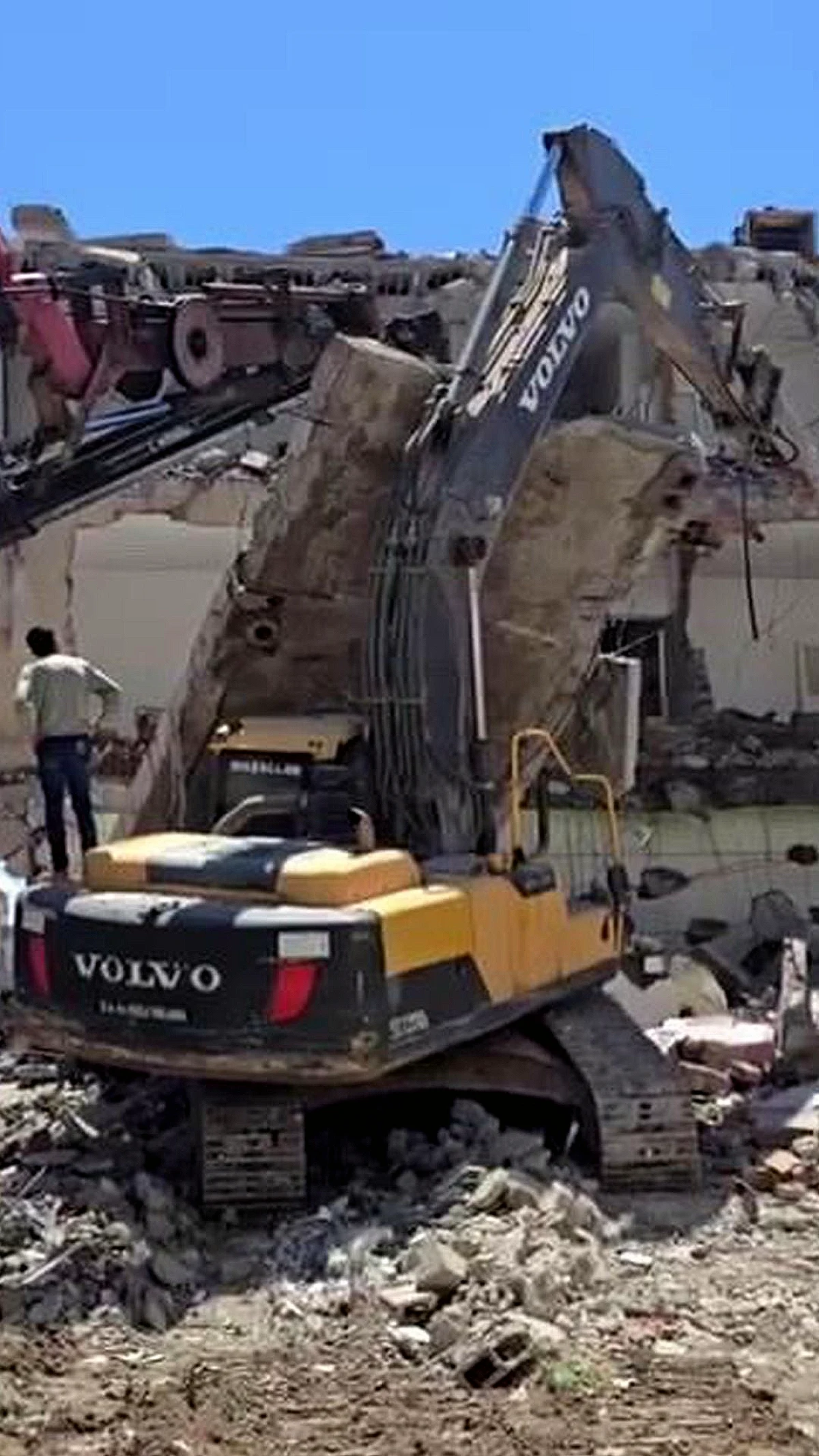 Kahta'da Yıkım Sırasında Beton Bloğu İş Makinesinin Üzerine Düştü