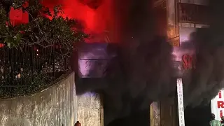 Kolonya İmalathanesinde Yangın: Bir İtfaiye Eri Yaralandı