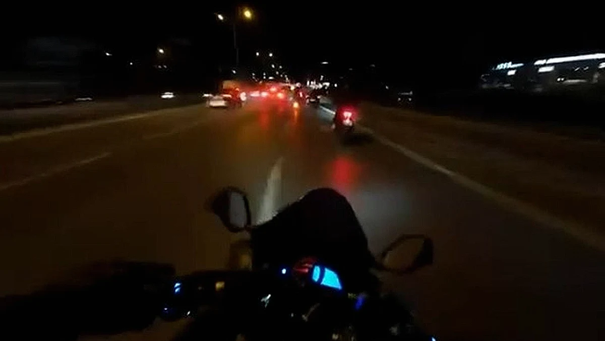Maltepe D-100 Karayolu'nda Otomobil Devrildi, Motosikletli Araç Çarpmaktan Kurtuldu