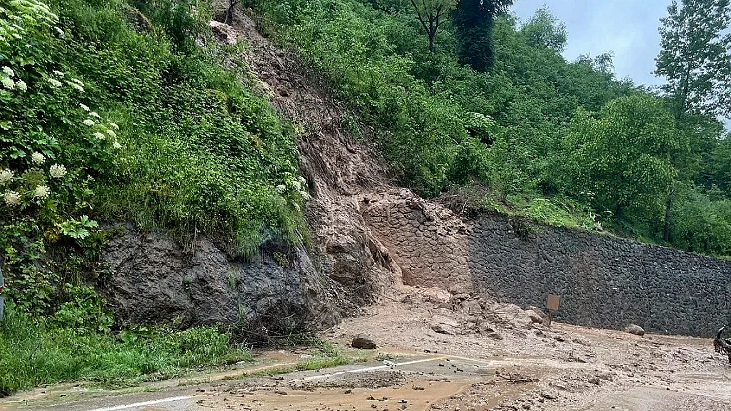 Ordu'da Sağanak Yağış ve Heyelan Nedeniyle Fatsa-Aybastı Kara Yolu Ulaşıma Kapandı