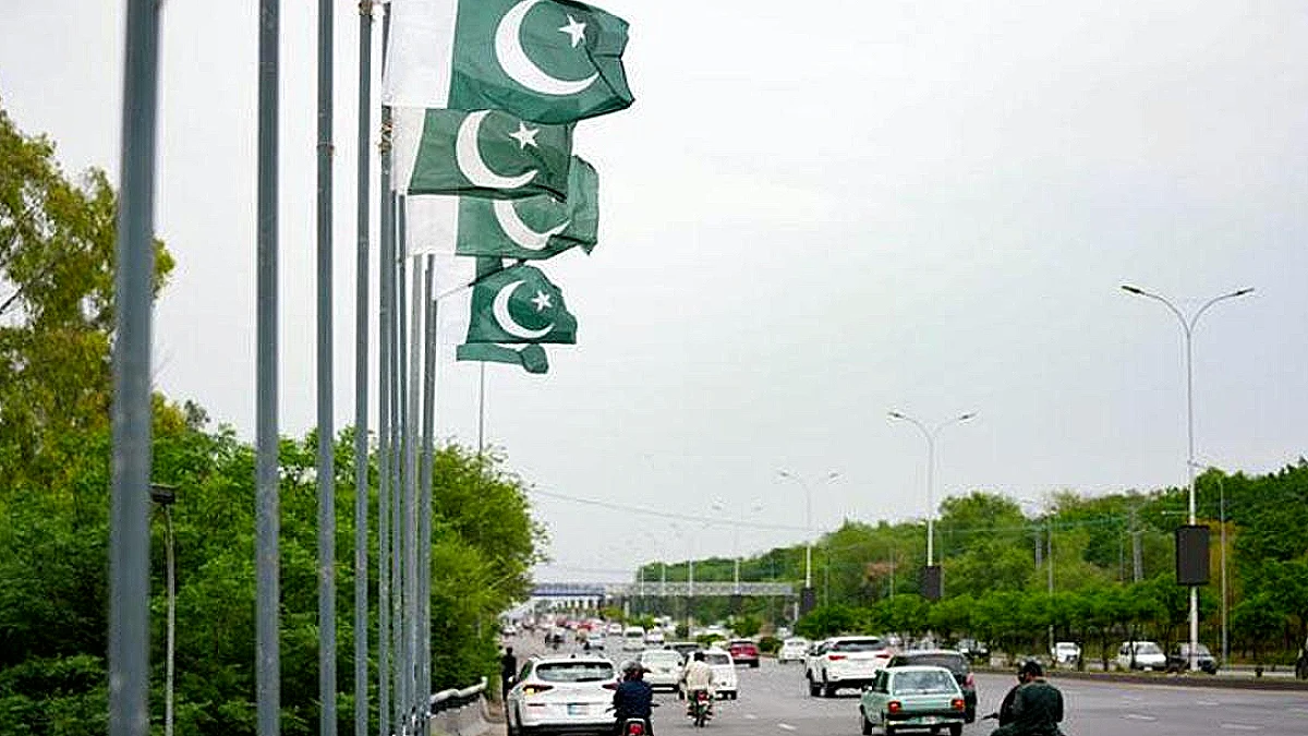 Pakistan'da Bombalı Araç Saldırısı: 12 Polis Hayatını Kaybetti